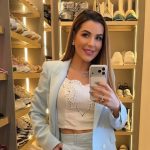 Foto de Deolane Bezerra no provador em casa
