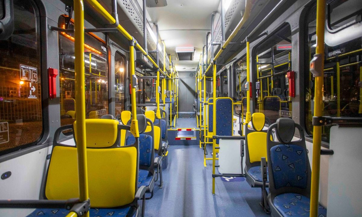 Interior de ônibus utilizado no transporte diário de trabalhadores. Fim do desconto do vale-transporte pode beneficiar trabalhadores.
