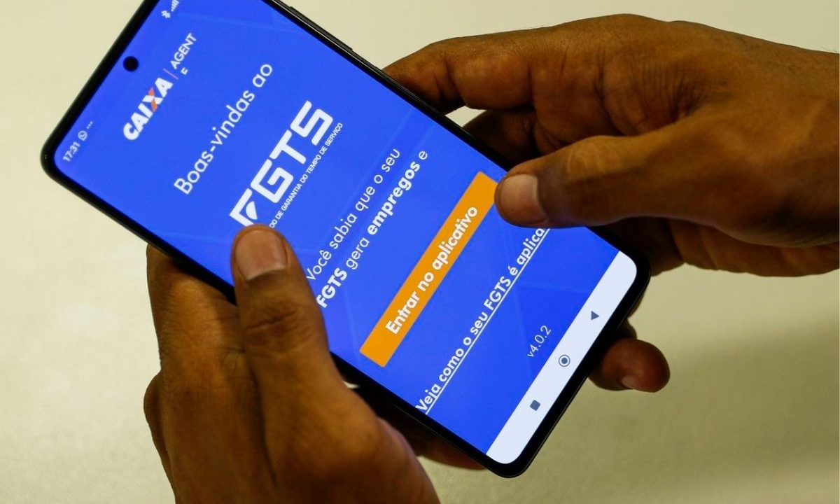 Novo Desenrola Brasil permitirá uso do FGTS para quitar dívidas e liberar saque complementar a trabalhadores. A imagem mostra uma pessoa usando o aplciativo do FGTS.