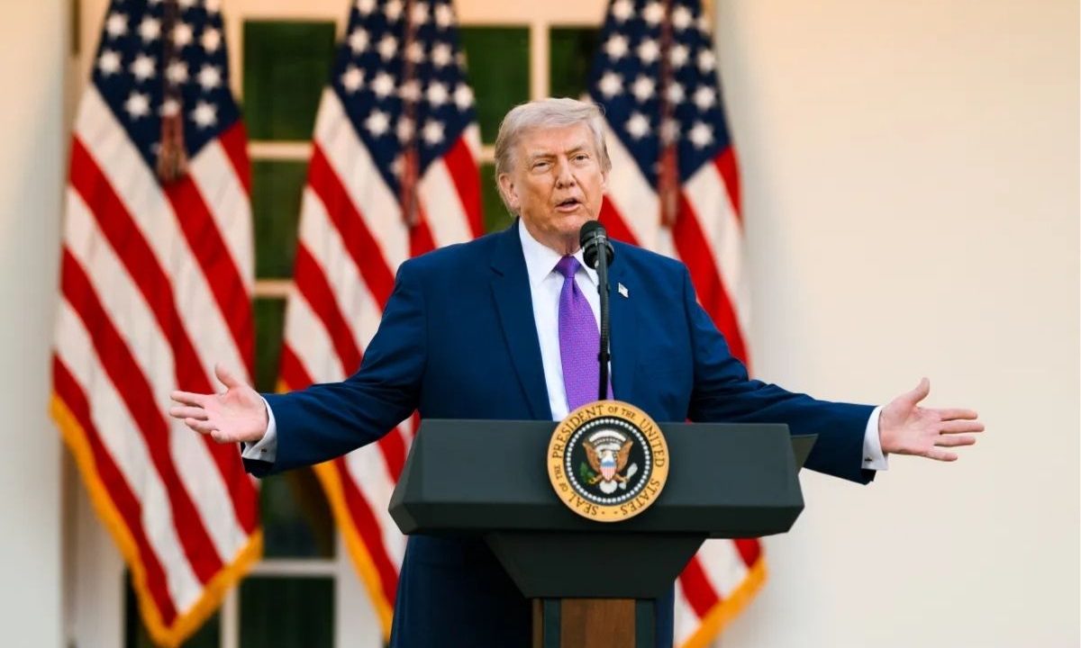 Atirador morreu após troca de tiros com agentes do Serviço Secreto perto da Casa Branca, nos Estados Unidos. A foto mostra Donald Trump de braços abertos na Casa Branca.