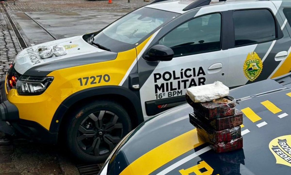 Viaturas da Polícia Militar e da PRF exibem tabletes de drogas apreendidos durante operação conjunta na BR-277, em Guarapuava.