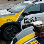 Viaturas da Polícia Militar e da PRF exibem tabletes de drogas apreendidos durante operação conjunta na BR-277, em Guarapuava.