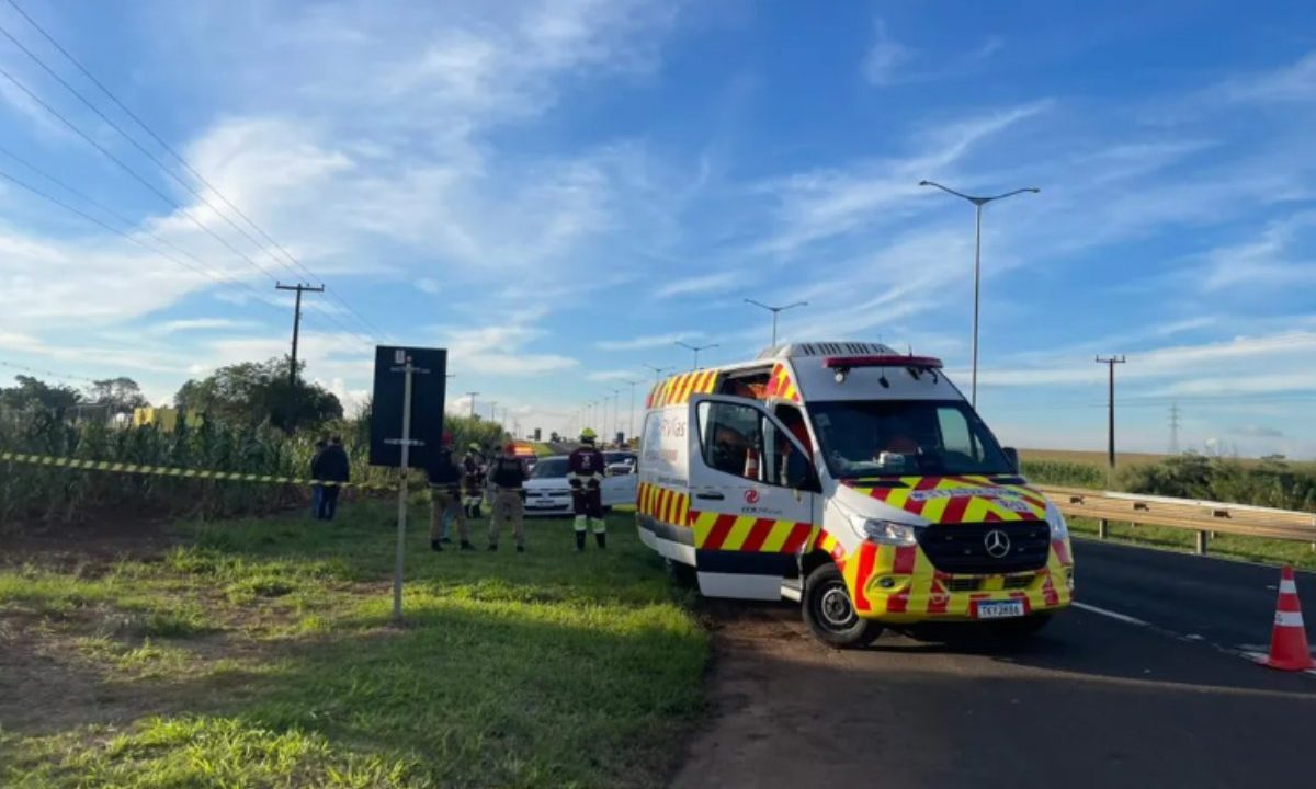Ambulância no local onde duas pessoas foram mortas em confronto