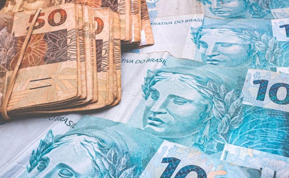 Notas de R$ 100 e R$ 50, representando o resultado da Dupla Sena de hoje.