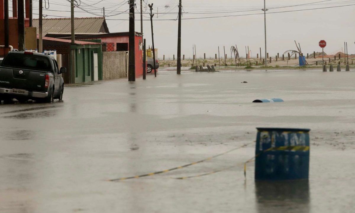 foto de alagamento no litoral do paraná para ilustrar formação de El Niño no Paraná