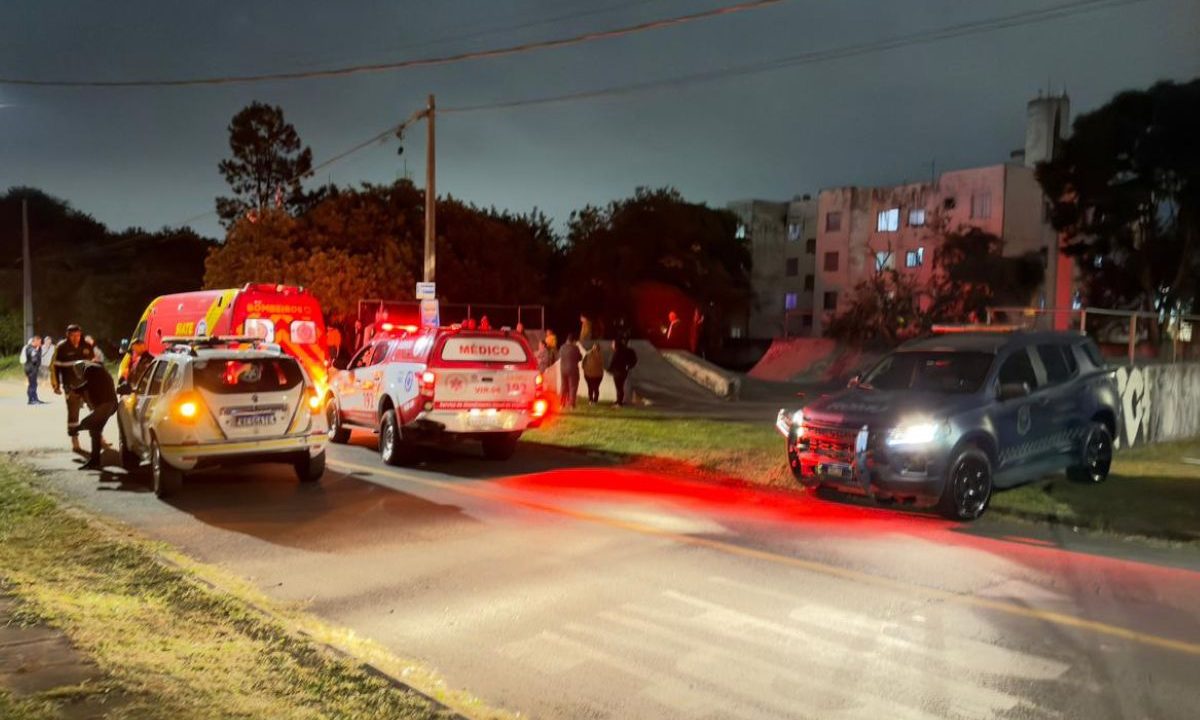 Viaturas da polícia e do resgate atendem ocorrência de homicídio por emboscada em São José dos Pinhais.