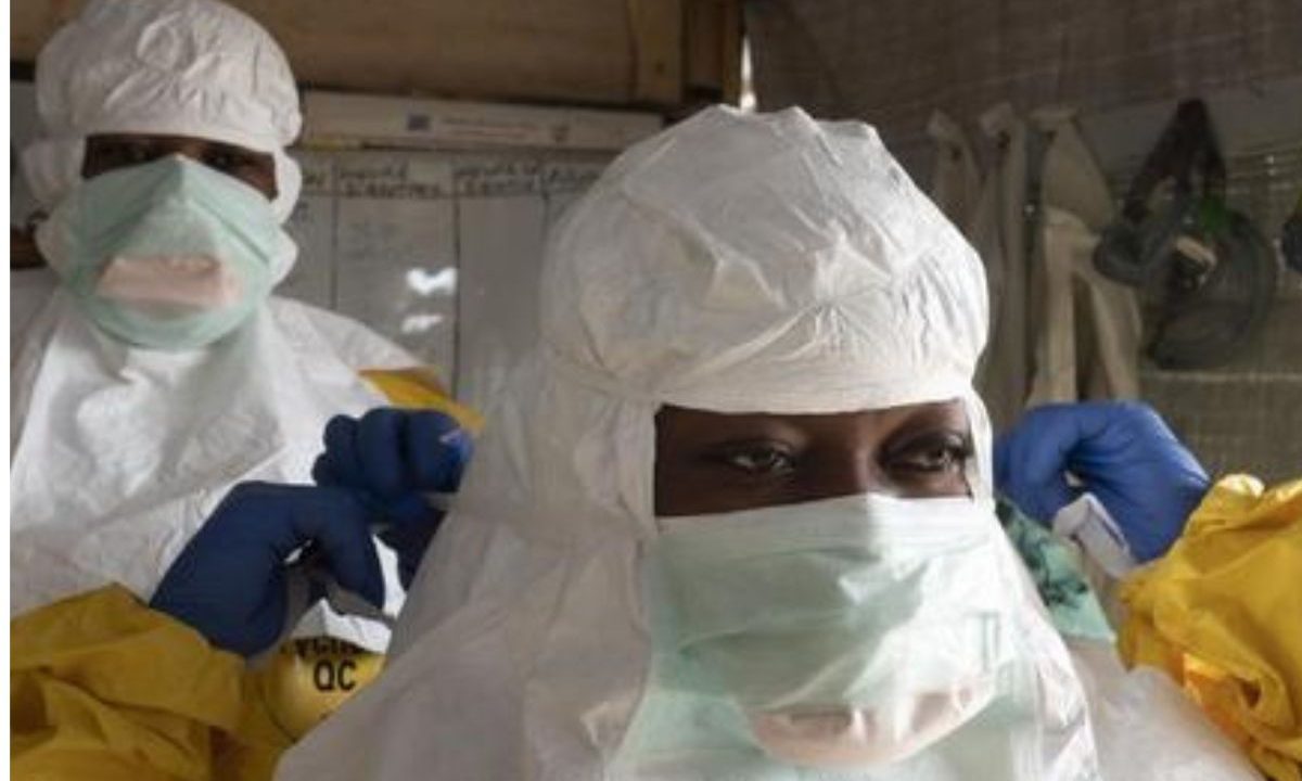 Profissionais usam roupas de proteção e máscaras durante operação contra a epidemia de ebola.