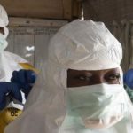 Profissionais usam roupas de proteção e máscaras durante operação contra a epidemia de ebola.