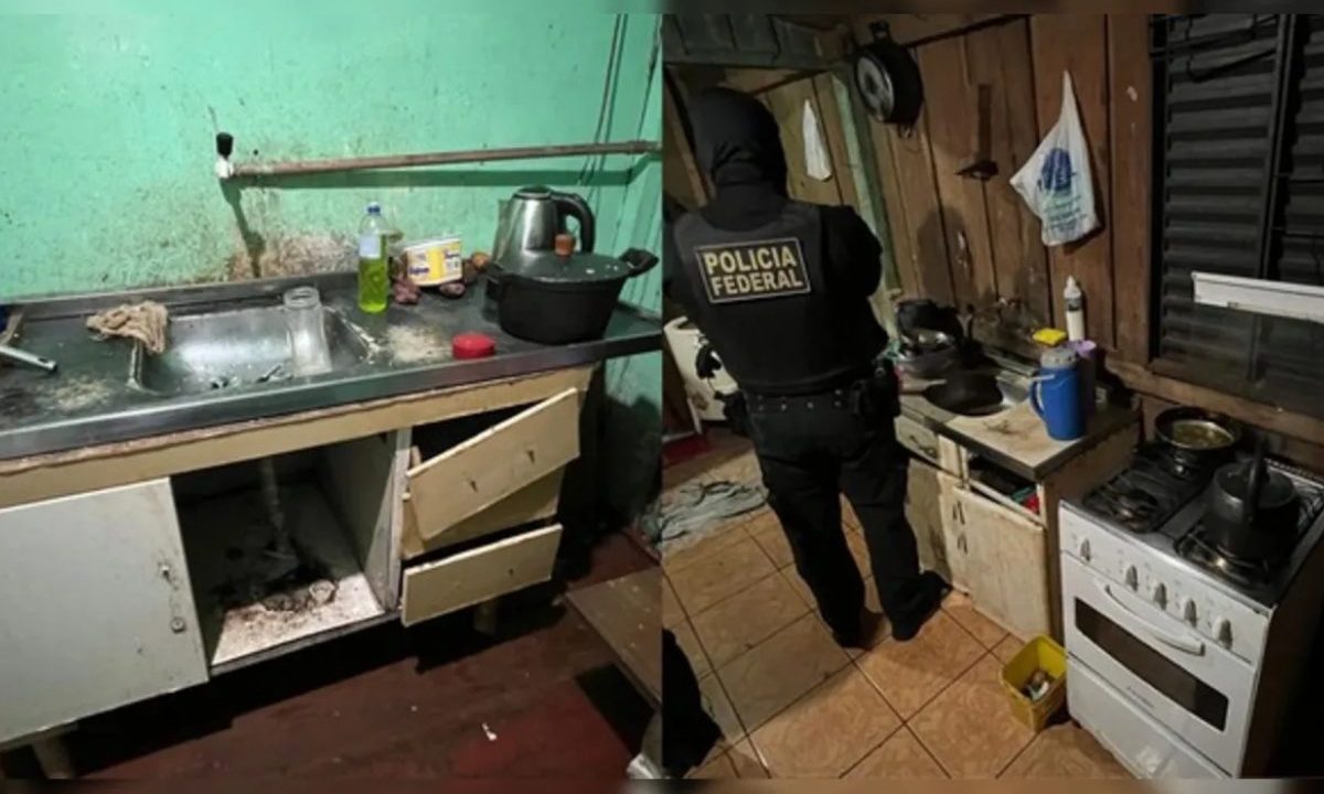 A imagem mostra um alojamento em situações precárias. À esquerda, um balcão de cozinha quebrado, com gavetas tortas e utensílios de cozinha como panelas e produtos de limpeza sobre a pia. A parede bem suja e o encanamento de água exposto. À direita, mostra a parte de madeira do imóvel, com um fogão e um balcão também em situação precária e um agente da Polícia Federal no meio do do cômodo.