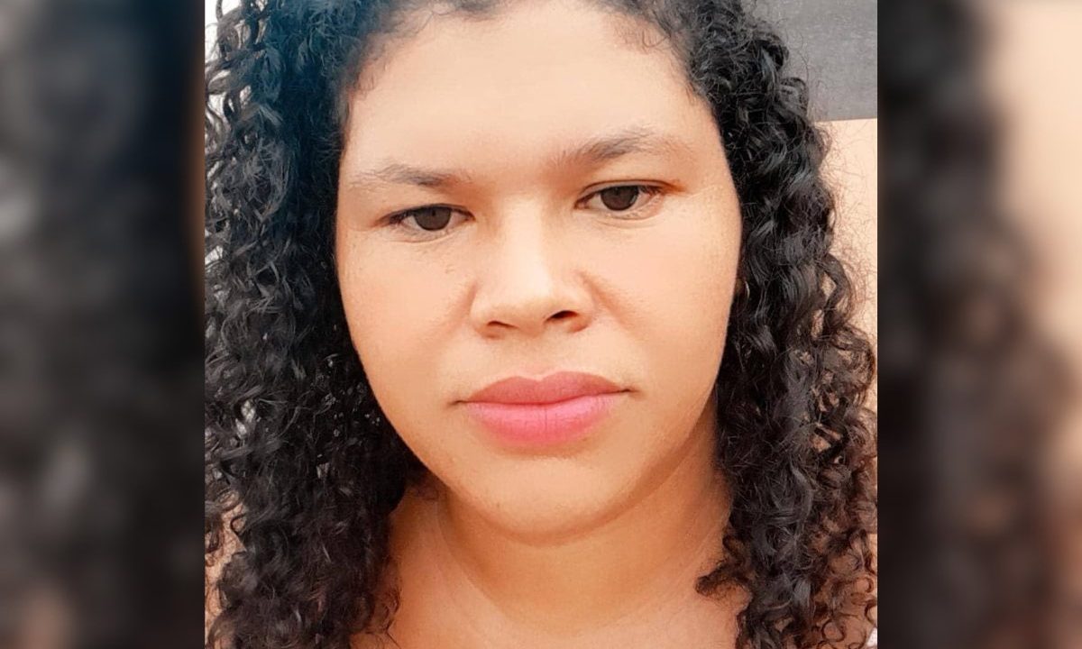 Foto mostra Marilete da Silva, mulher que foi morta após ex-marido jogar van contra ela em rodovia do Paraná. A mulher tem pele negra clara, cabelos cacheados e posa para selfie.