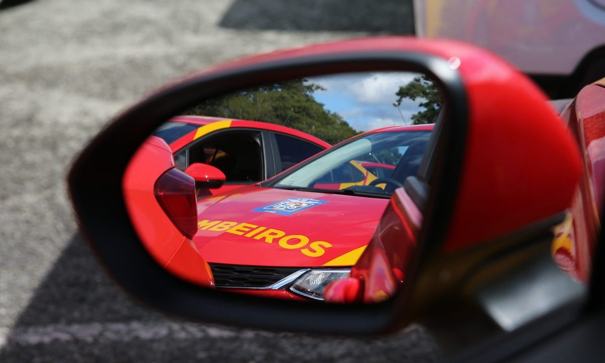 Viaturas do Corpo de Bombeiros aparecem refletidas no retrovisor de um veículo representando atendimento de ocorrência de explorão de caldeira em cascavel
