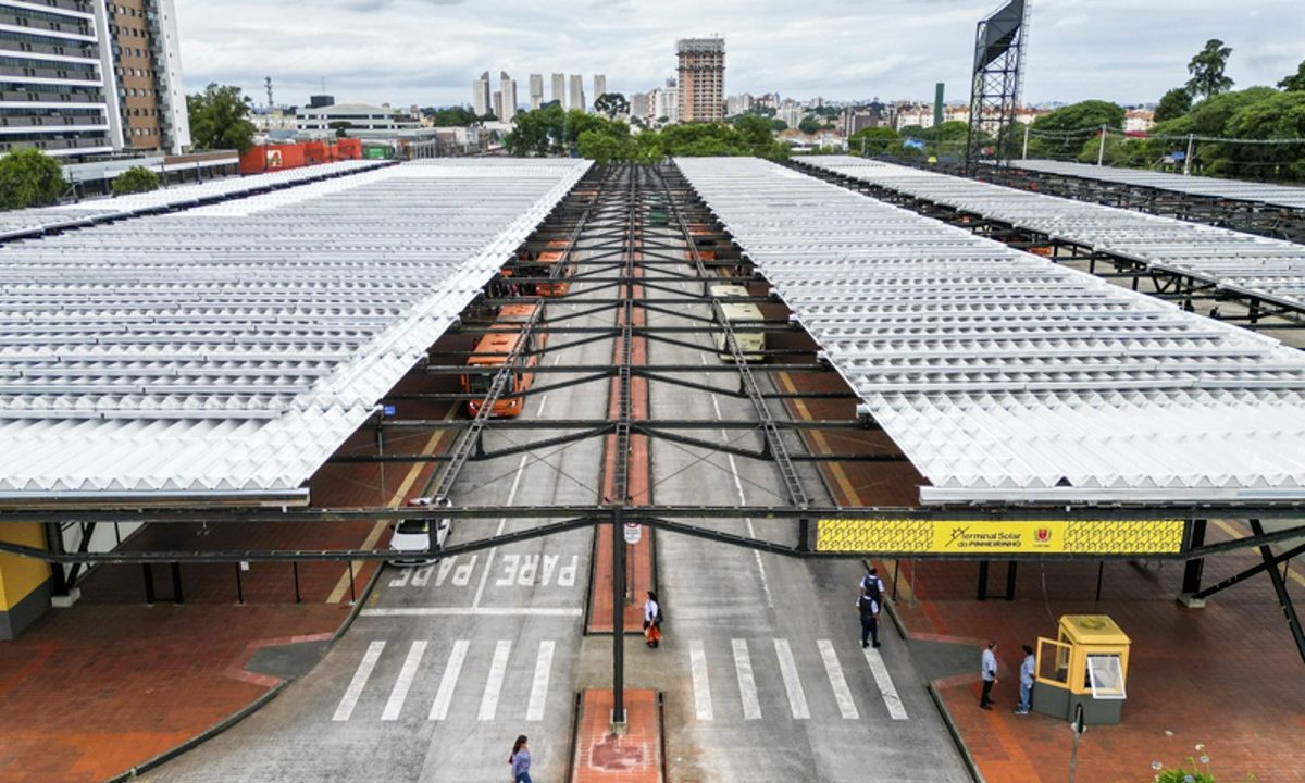 na imagem, o terminal do pinheirinho, em curitiba, afetado pela falta de luz