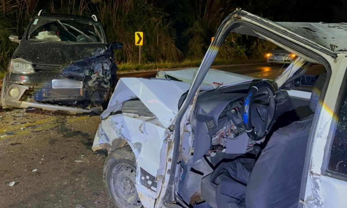 Foto tirada durante a noite mostra dois carros de frente após colisão frontal em rua de Colombo; família ficou ferida, entre elas uma adolescente e um bebê
