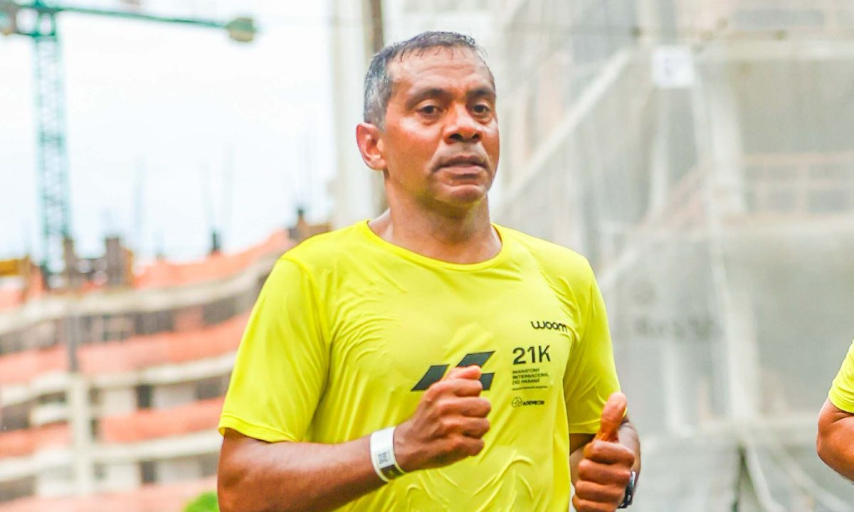 Foto de Antônio Feitosa, trabalhador d Ponte de Guaratuba, em corrida na Maratona Internacional do Paraná.