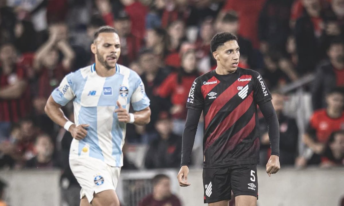 Felipinho, do Athletico, durante partida contra o Grêmio pelo Campeonato Brasileiro na Arena da Baixada.