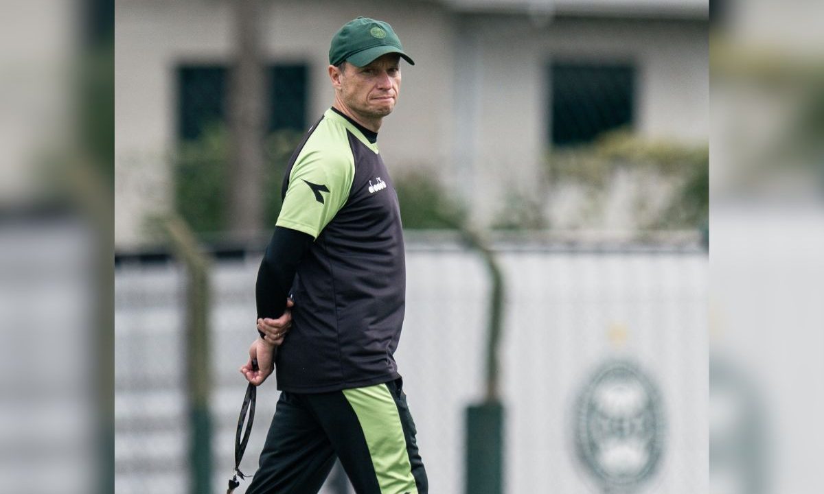 Imagem mostra o técnico Fernando Seabra caminhando durante treinamento do Coritiba. O treinador veste uniforme de treino preto e verde do clube e aparece em um dos campos do CT da Graciosa, em Curitiba.