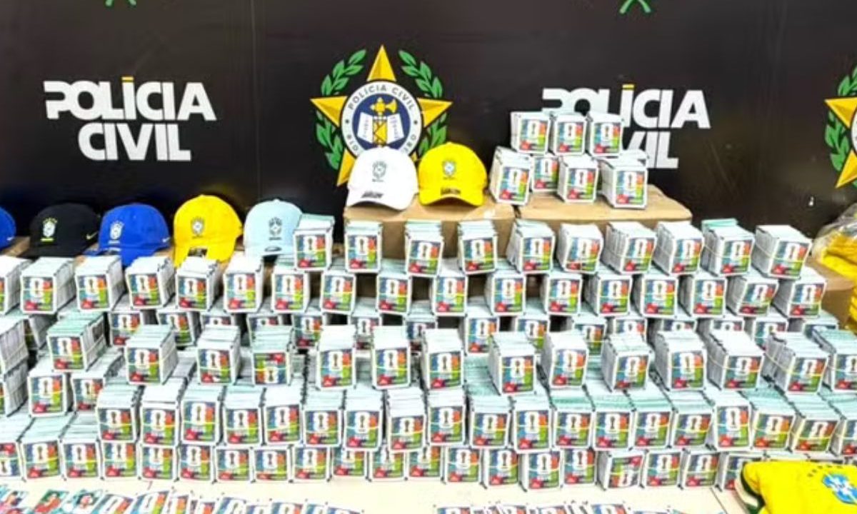 Figurinhas falsificadas da Copa do Mundo de 2026 apreendidas pela Polícia Civil em operação no Rio de Janeiro.