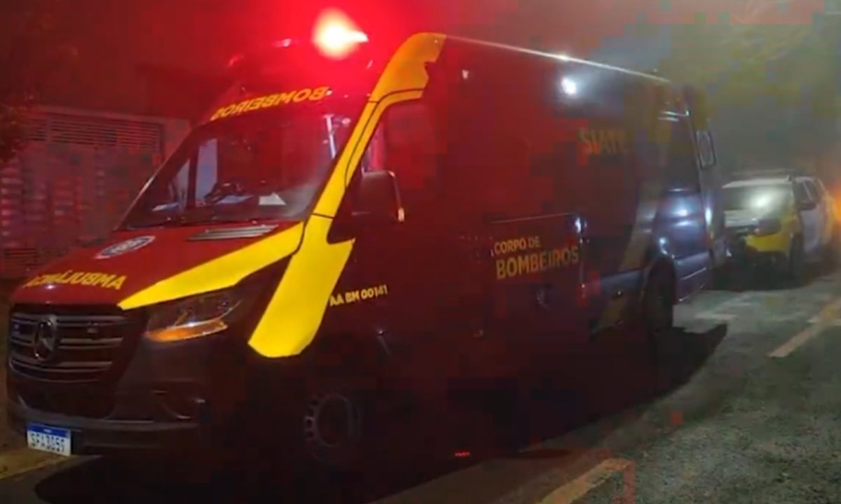 Ambulância e PM no local onde adolescente matou o pai em Cascavel