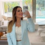 Ministro Flávio Dino rejeita pedido de soltura de Deolane Bezerra no STF. A imagem mostra Deolane Bezerra tirando fotos em frente ao espelho.