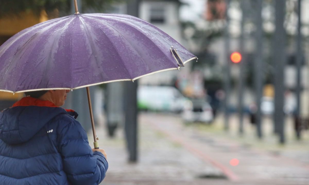 pessoa com guarda-chuva para ilustrar chegada de nova frente fria em curitiba