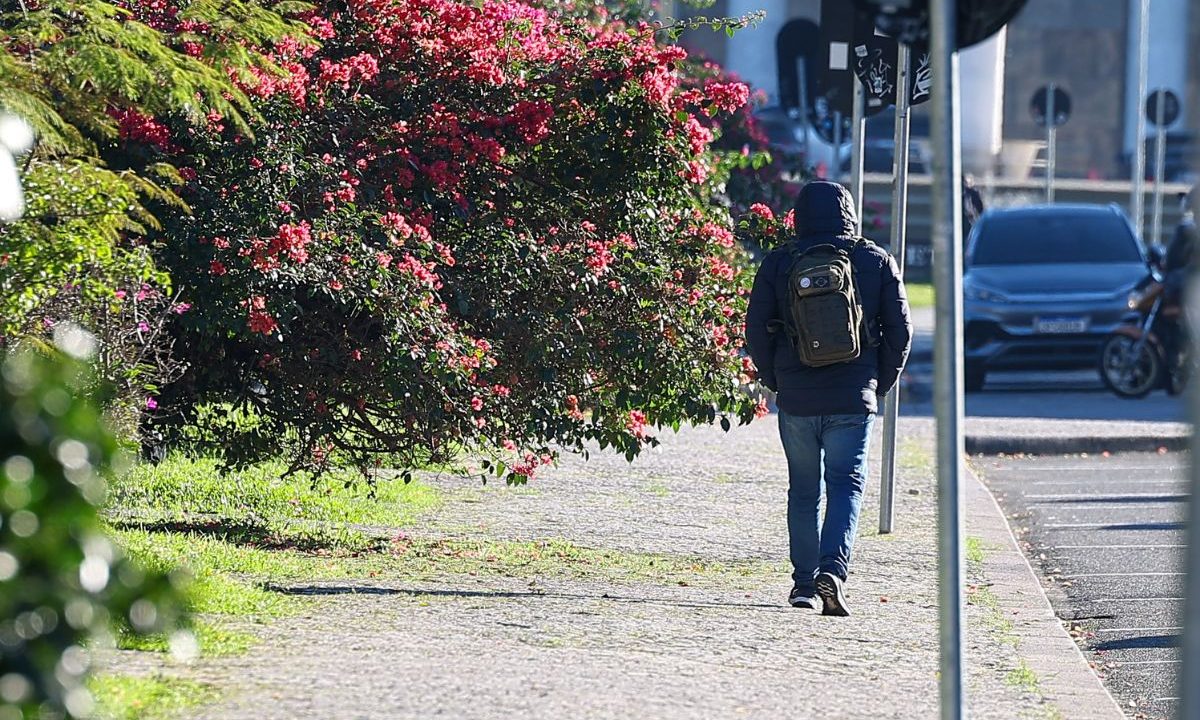 pessoa andando com casaco para ilustrar frente fria em curitiba