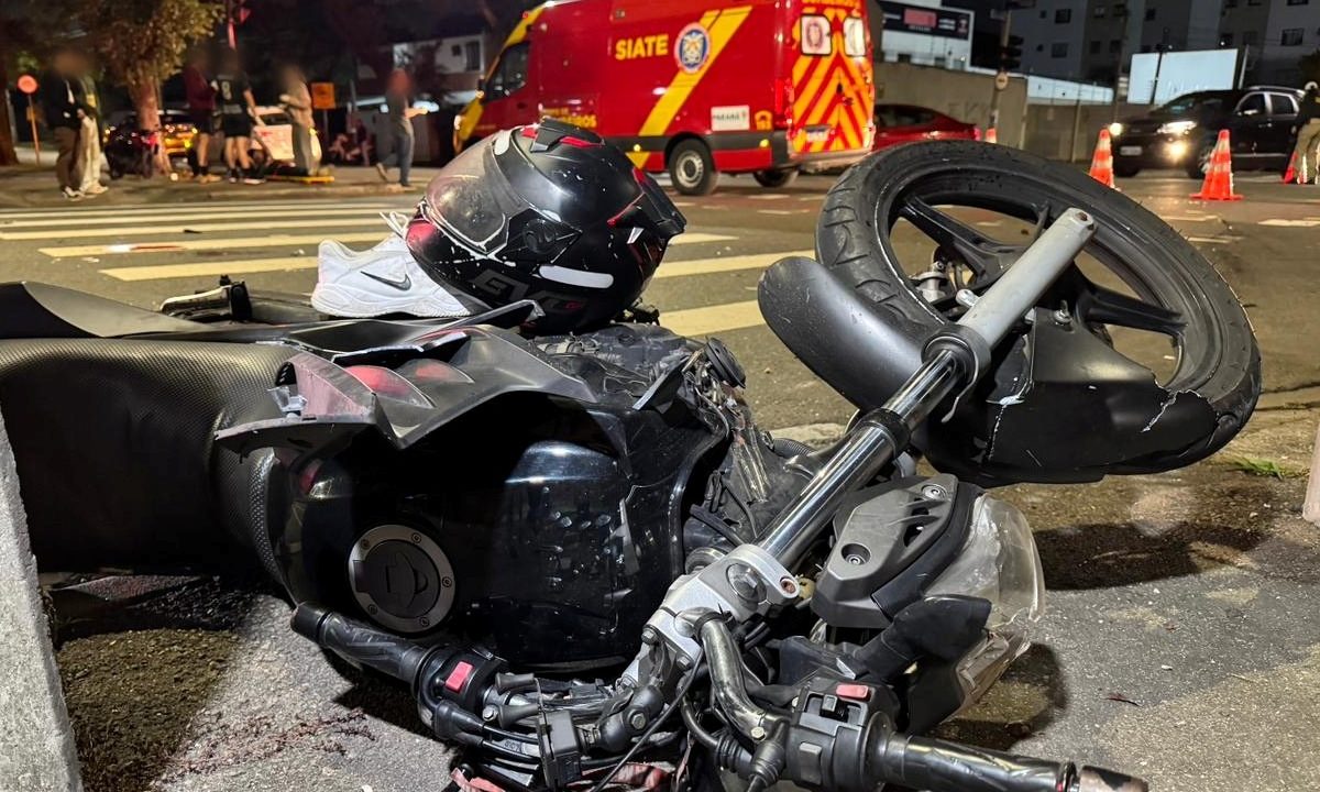 Foto mostra moto destruída após acidente causado por furto de cabos e desligamento de semáforos no Rebouças, em Curitiba