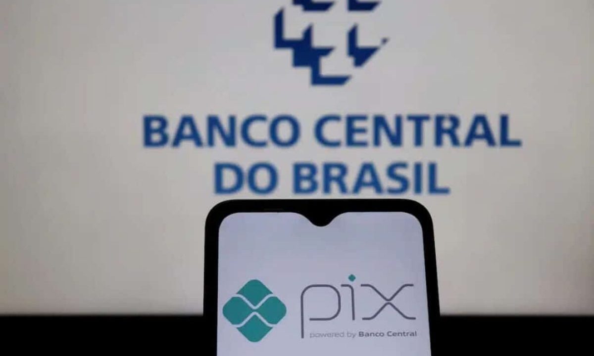 Imagem ilustrativa de celular acessando o Pix, do Banco Central do Brasil; especialistas chama atenção para o golpe do Pix.