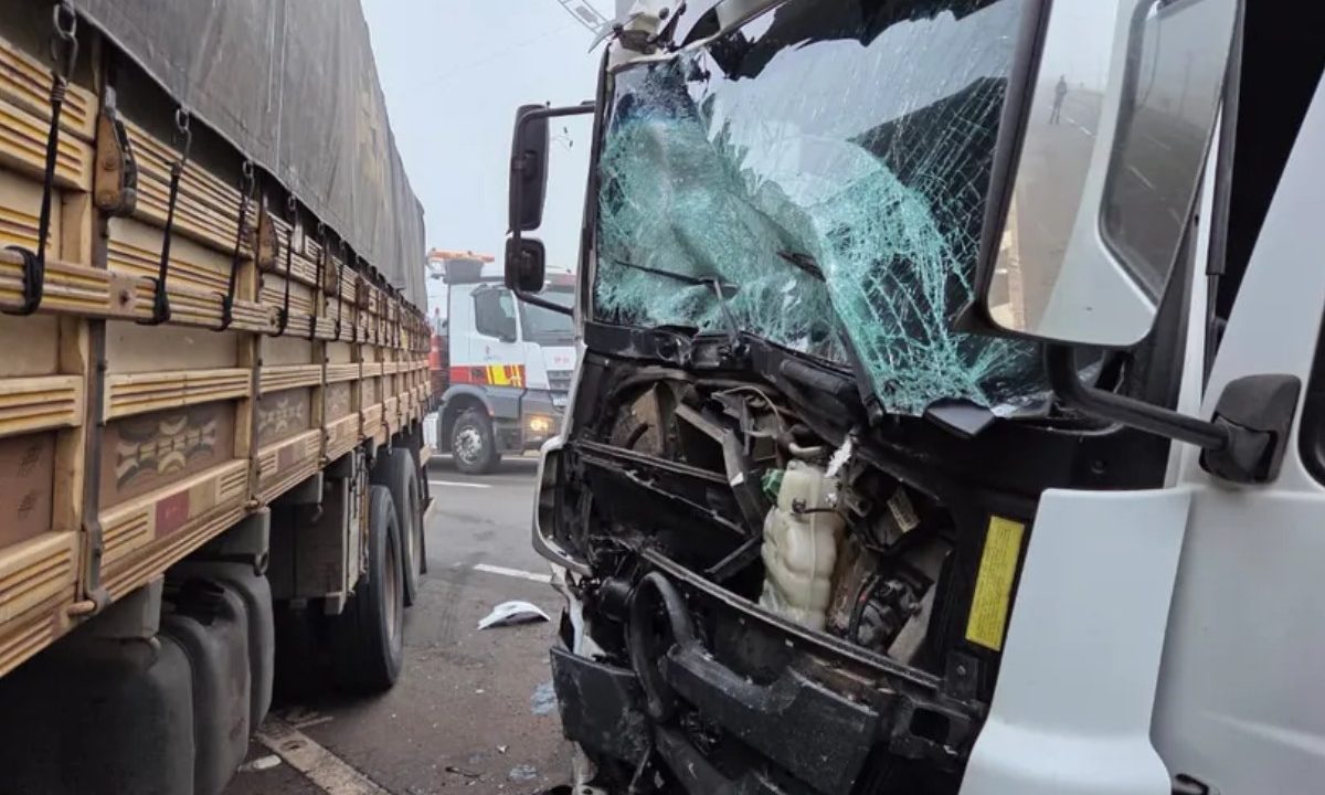 Um dos caminhões envolvidos no gave acidente da BR-369 com a frente destruída