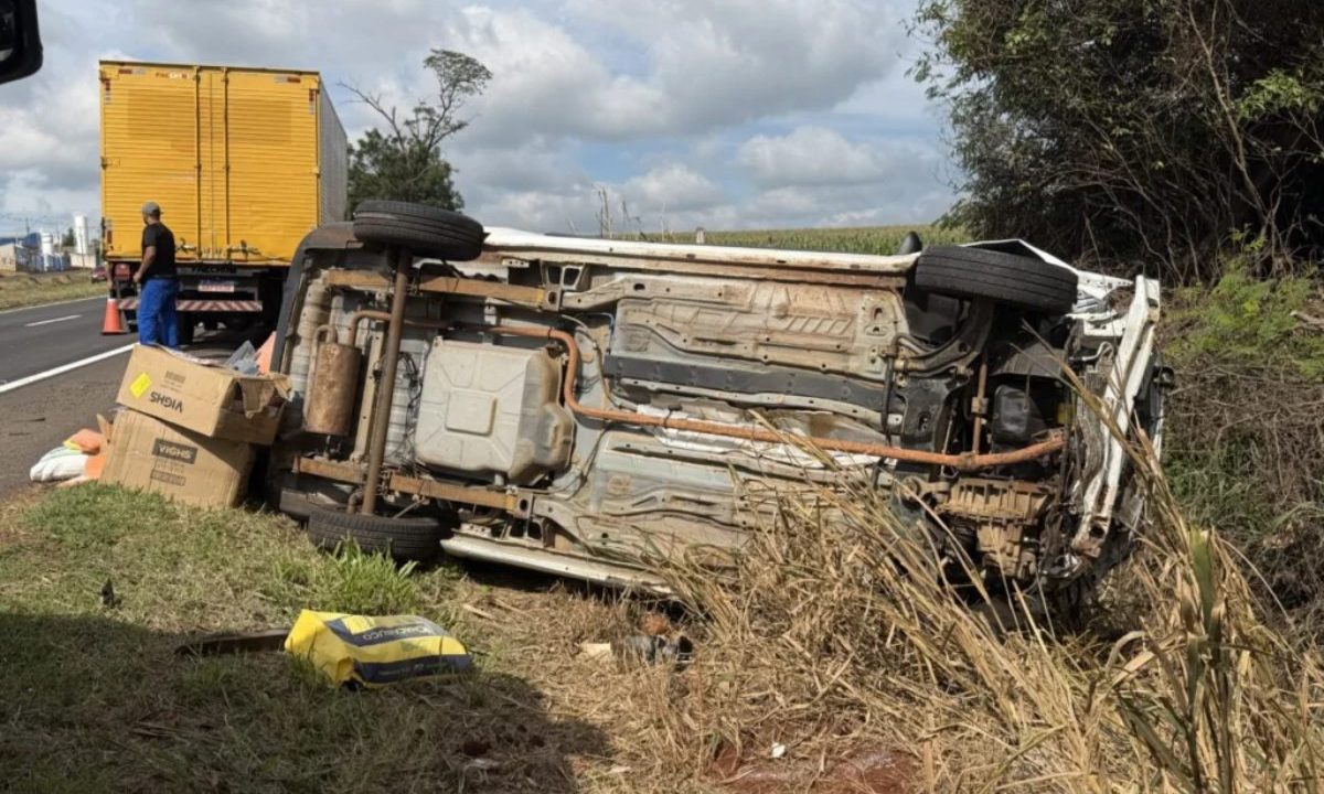 Grávida fica ferida após carro capotar