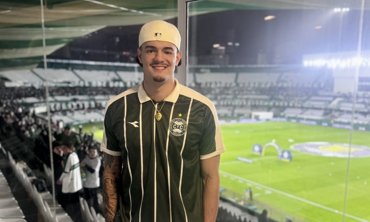 Foto de Gui Santos com a camisa do Coritiba