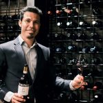 Foto de Hernanes, ex-seleção e São Paulo, com garrafa de vinho