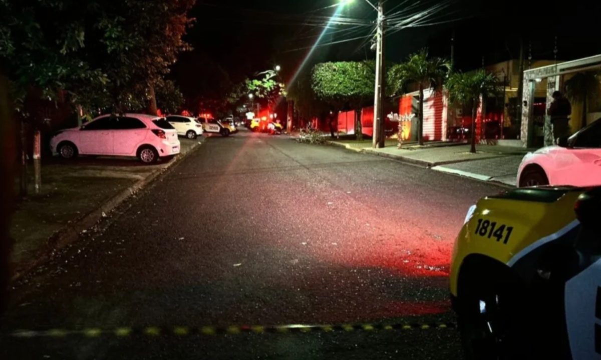 Polícia Militar em rua onde motociclista foi morto a tiros em Maringá