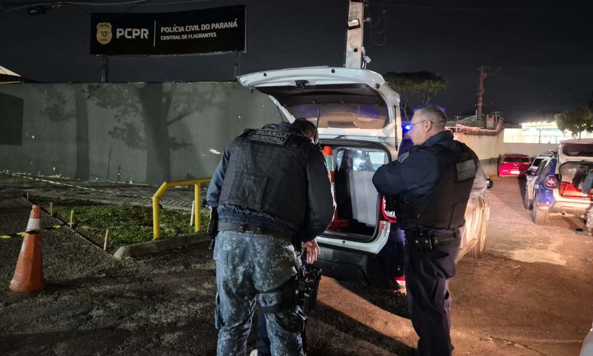 Guarda Municipal prendendo homem suspeito de ameaçar pessoas na Praça Tiradentes