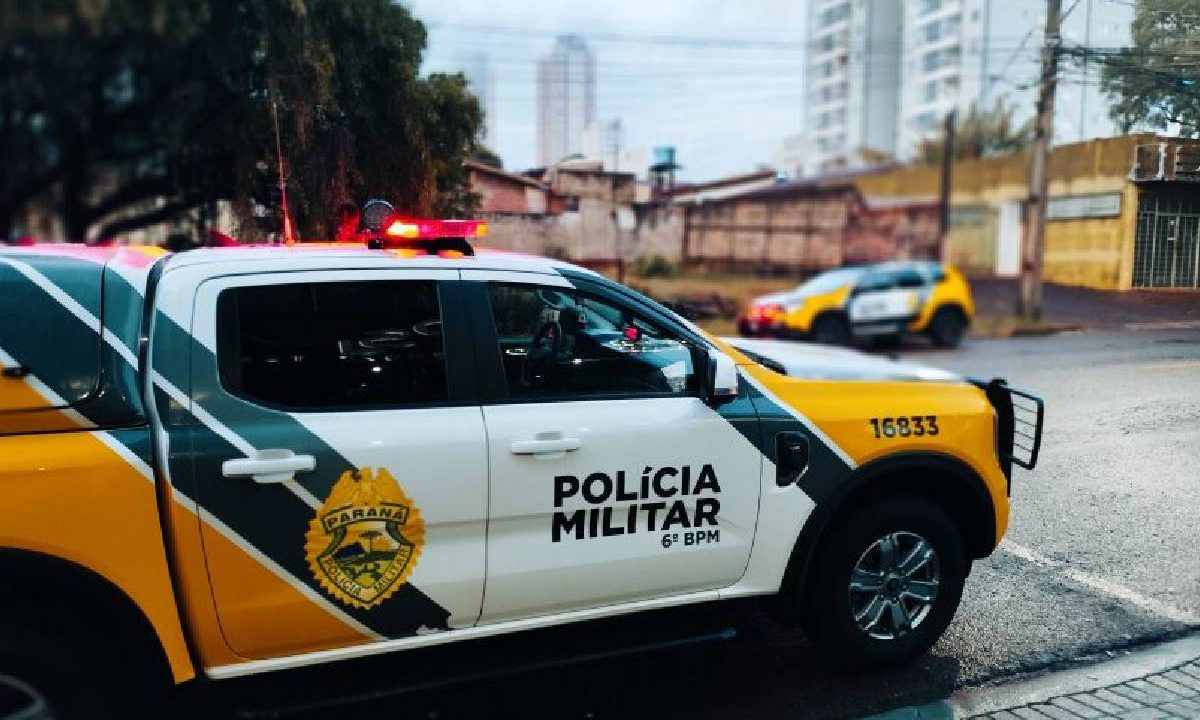 Foto mostra viaturas da PM após homem ser flagrado arrastando mulher