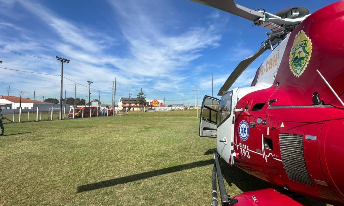 Helicóptero Falcão 08 do Comando de Aviação da Polícia Militar do Paraná, durante atendimento médico após homem cair em um barracão em São José dos Pinhais.