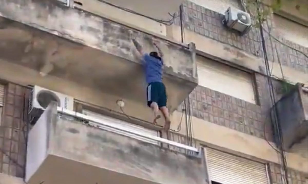 Imagem mostra homem que cai de prédio em cima de viatura.