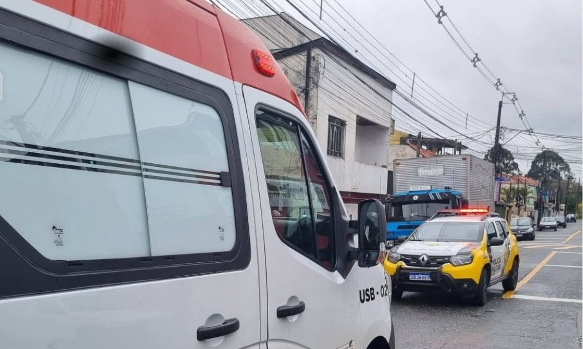 Homem suspeito de causar confusão na casa da mãe foi agredido por vizinhos na Cidade Industrial de Curitiba após moradores tentarem conter a situação. A foto mostrao homem em que a ambulância do Samu estava no local da confusão.