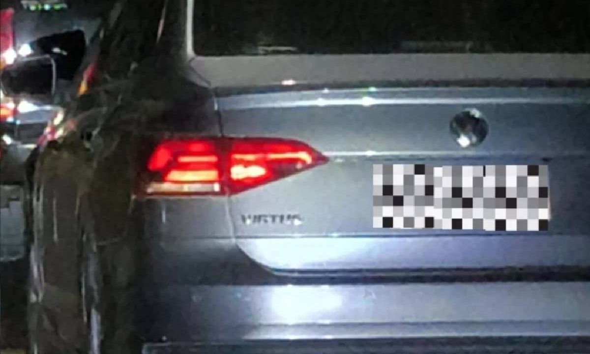 Foto mostra carro furtado apreendido