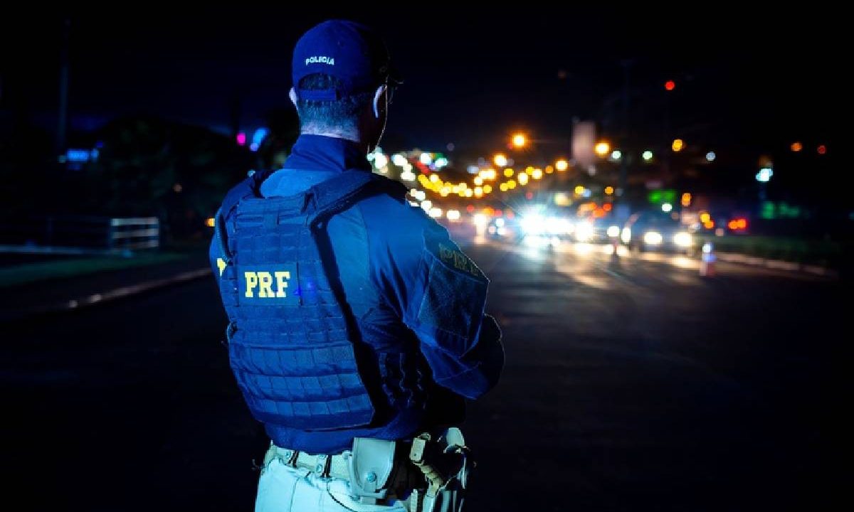 Foto mostra agente da PRF