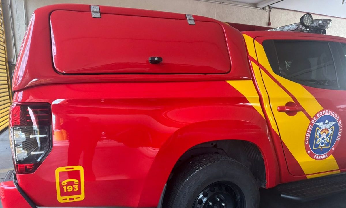 Imagem ilustrativa para homem que foi esfaqueado no Prado Velho, em Curitiba, na noite de sábado. Foto mostra uma viatura do Corpo de Bombeiros. É uma caminhonete.
