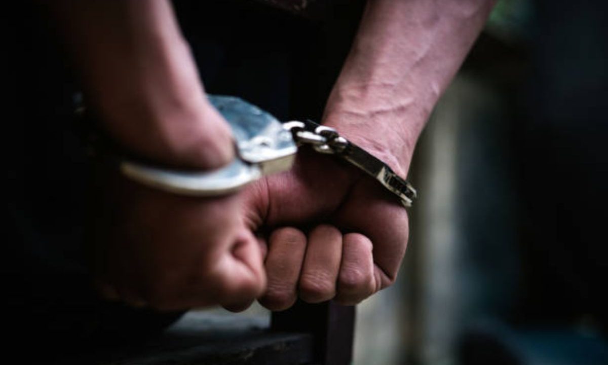 Homem algemado; suspeito esfaqueou um jovem e culpou uma entidade