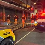 foto do local onde o homem foi executado a tiros no centro de curitiba. a imagem mostra viaturas da polícia no local do crime