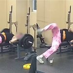 Montagem com duas fotos de câmeras de segurança de uma academia. Na esquerda, um homem com calça rosa tenta fazer supino, mas a barra pesada cai sobre seu peito. Na direita, ele gira o corpo bruscamente para o lado para conseguir escapar e escorregar do banco.