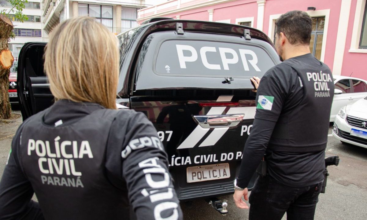 Policiais civis ao lado de viatura durante operação da Polícia Civil do Paraná. Falso policial, homem foi preso em Colombo.