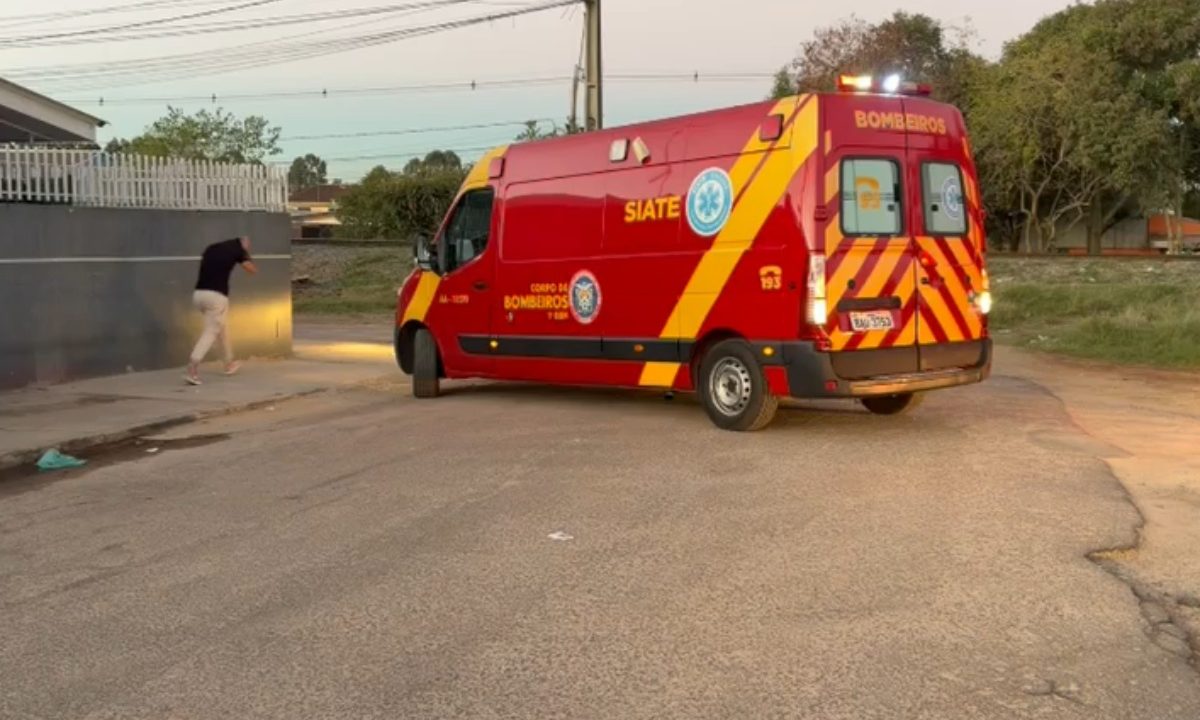 Momento em que homem ferido após acidente com trêm é resgatado pelo Siate