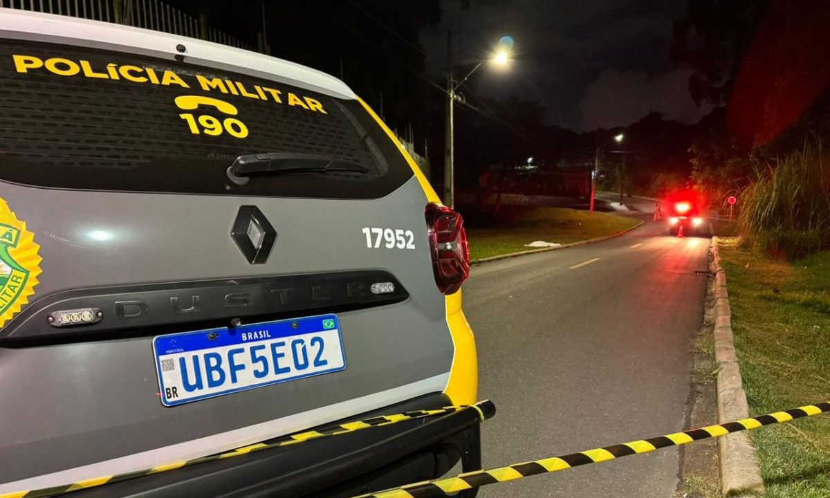foto do local onde o homem foi encontrado morto em curitiba. na imagem aparece uma viatura da policia militar
