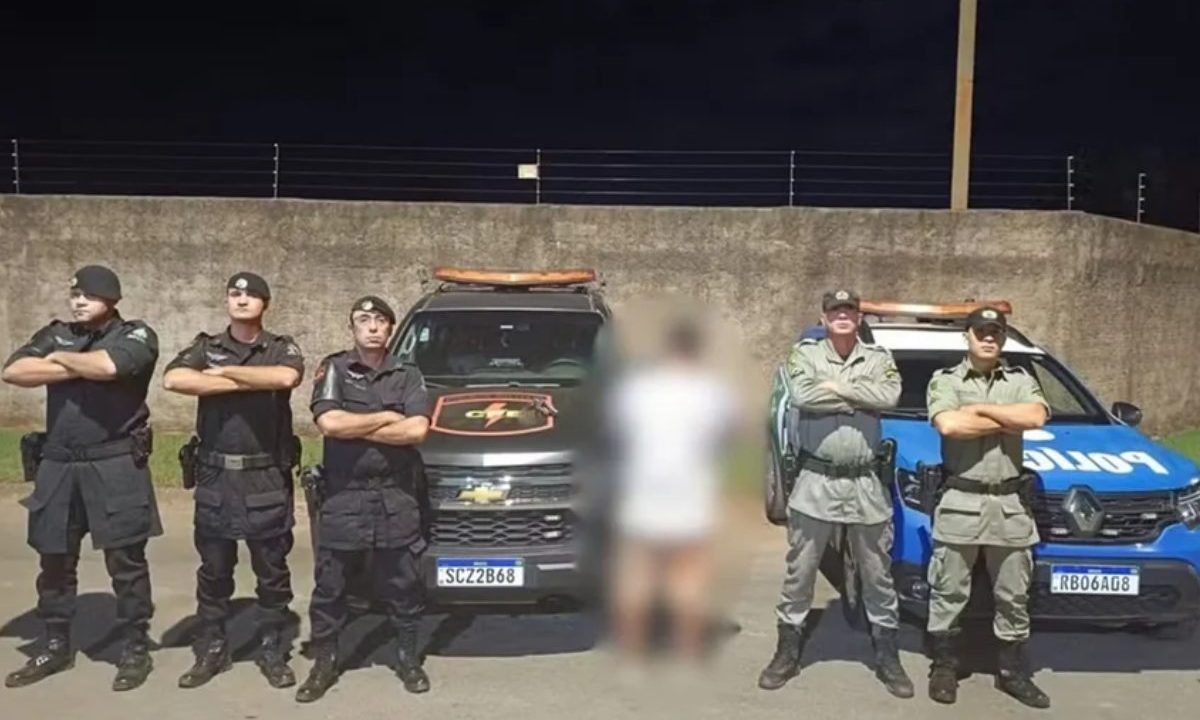 Na foto aparece os agentes da polícia civil e militar e o homem, que foi localizado e preso após o crime.