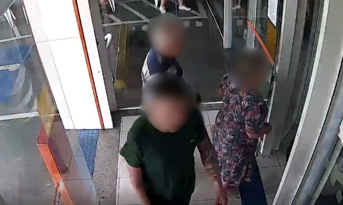 Imagem mostra homem que foi preso por extorsão contra um idoso, no banco.