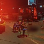 Viatura policial em frente ao local onde homem foi morto a tiros em Campo Largo durante a noite.