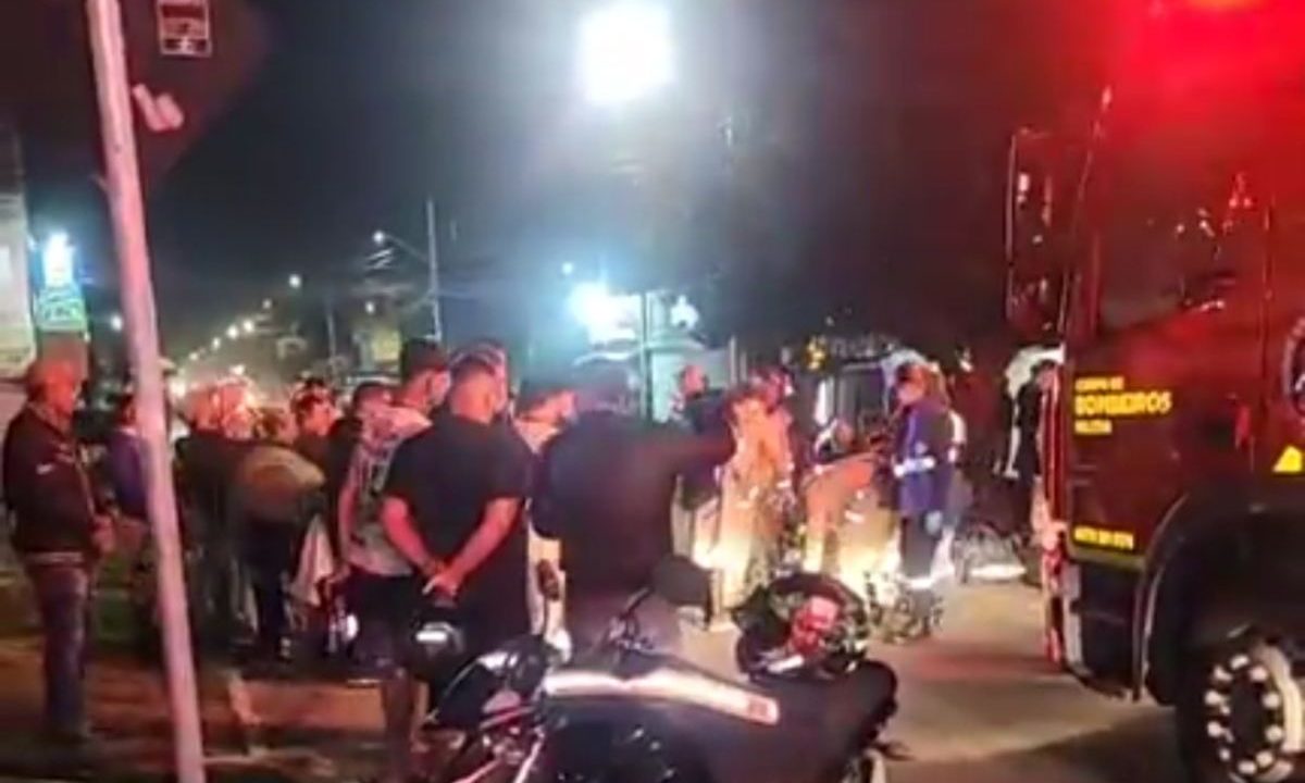 Pessoal em volta da idosa atropelada por motocicleta no Uberaba